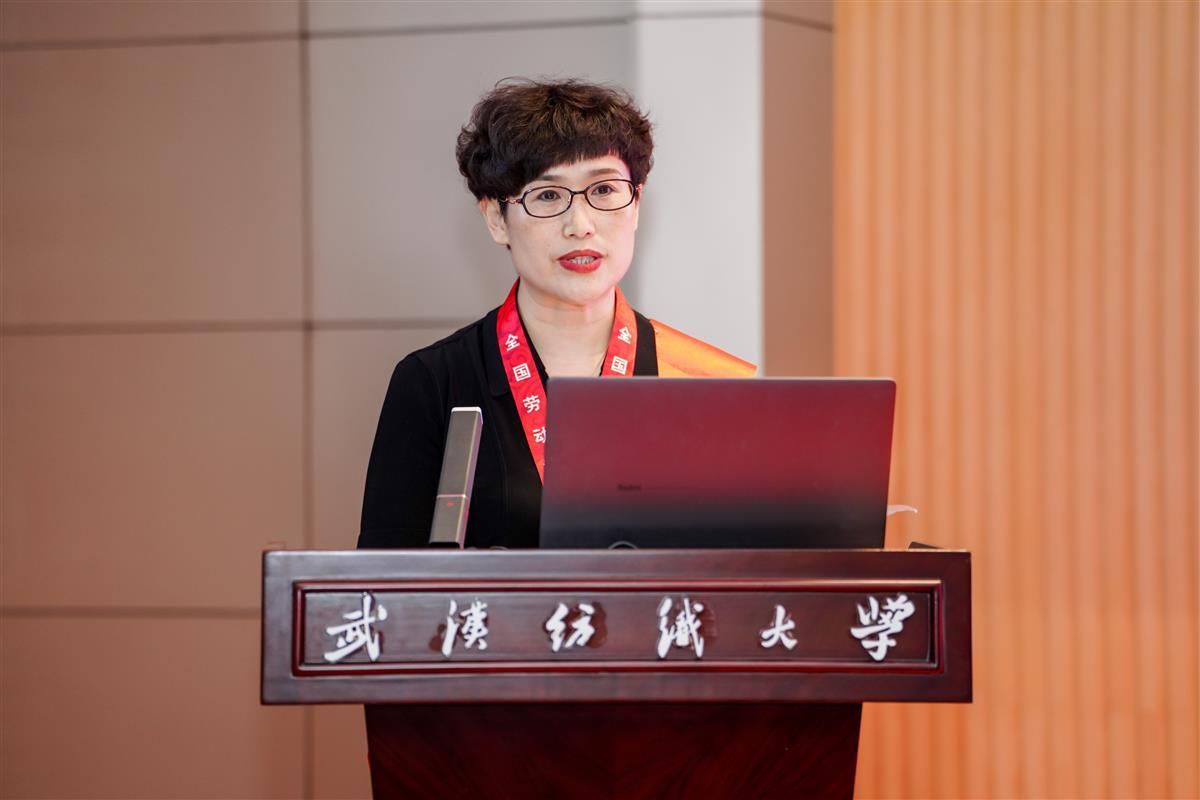 姜玲.jpg 姜玲.jpg